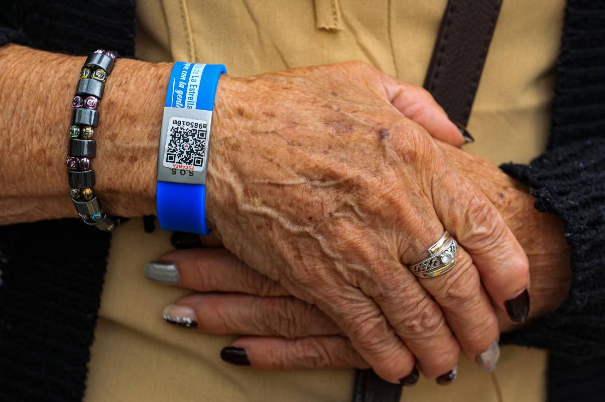 La finalidad del código es que ante cualquier emergencia del portador de la manilla, los ciudadanos o los miembros de los cuerpos de socorro que lo estén ayudando puedan escanear el QR y acceder a la información. Foto: Manuel Saldarriaga