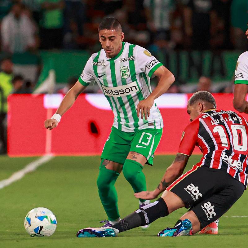 En la imagen aparecen Camilo Cándido y William Tesillo, de Atlético Nacional, durante el duelo frente a Sao Paulo. FOTO MANUEL SALDARRIAGA