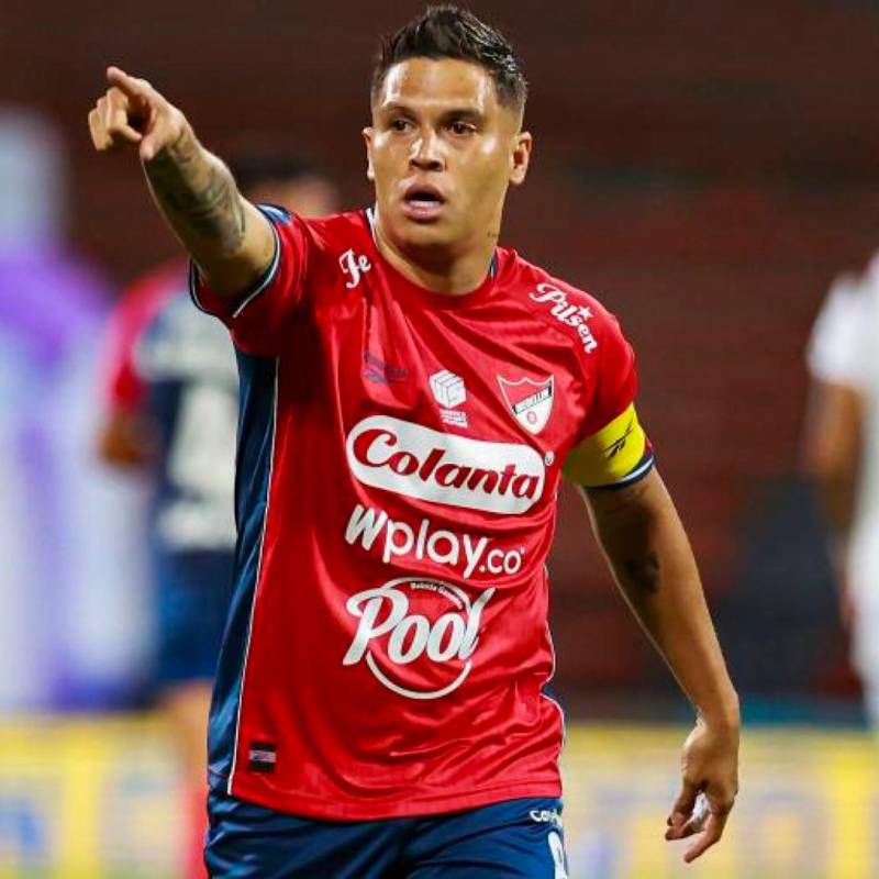 Juan Fernando Quintero se roba la admiración de grandes y chicos en todos los estadios del país donde el DIM juega, así lo vivió en Pasto cuando los niños lo buscaron para fotos y autógrafos. FOTO MANUEL SALDARRIAGA
