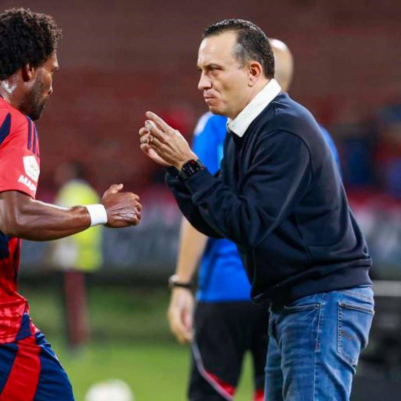 El técnico Alejandro Restrepo entregando indicaciones a Didier Moreno, en un juego en el Atanasio Girardot. FOTO MANUEL SALDARRIAGA 
