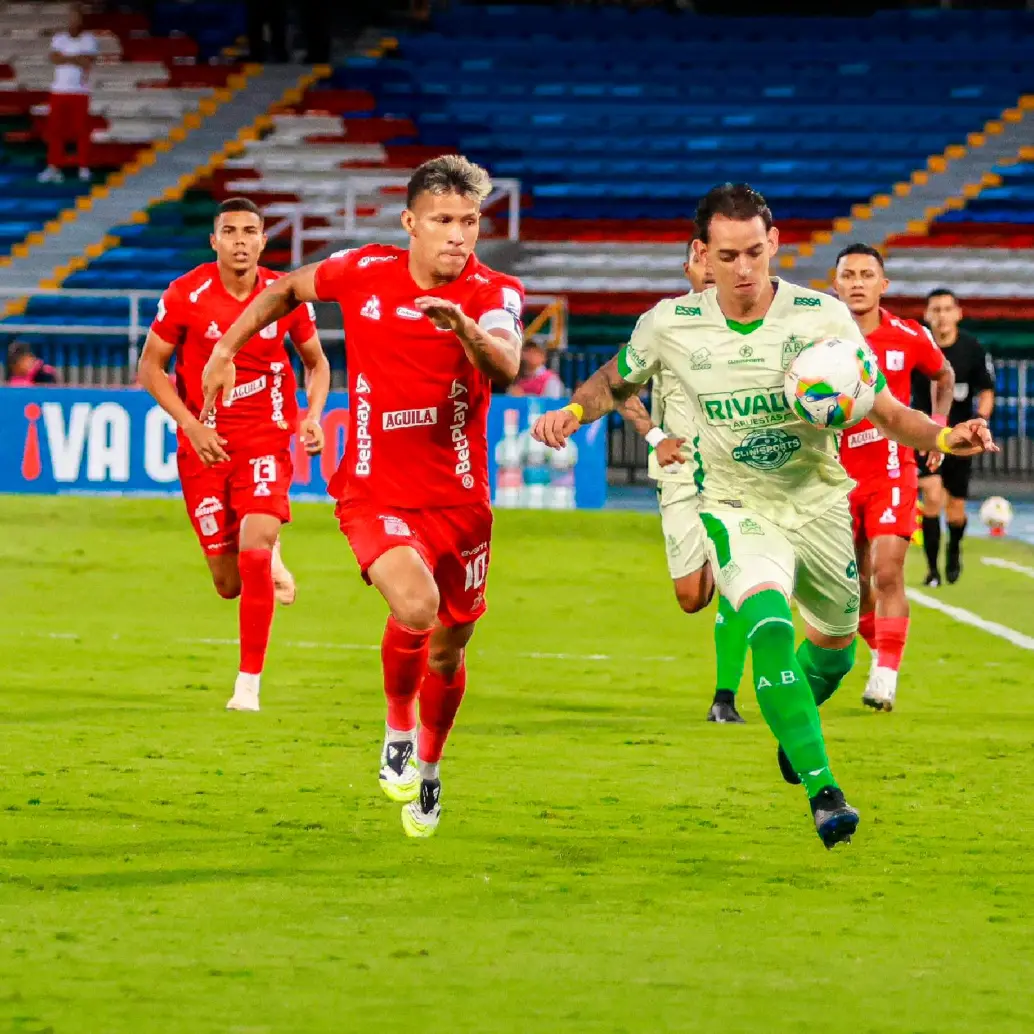 El centrocampista Neyder Moreno (derecha), en la imagen con Rafael Carrascal, viene siendo uno de los jugadores desequilibrantes en Bucaramanga. FOTO X-Bucaramanga