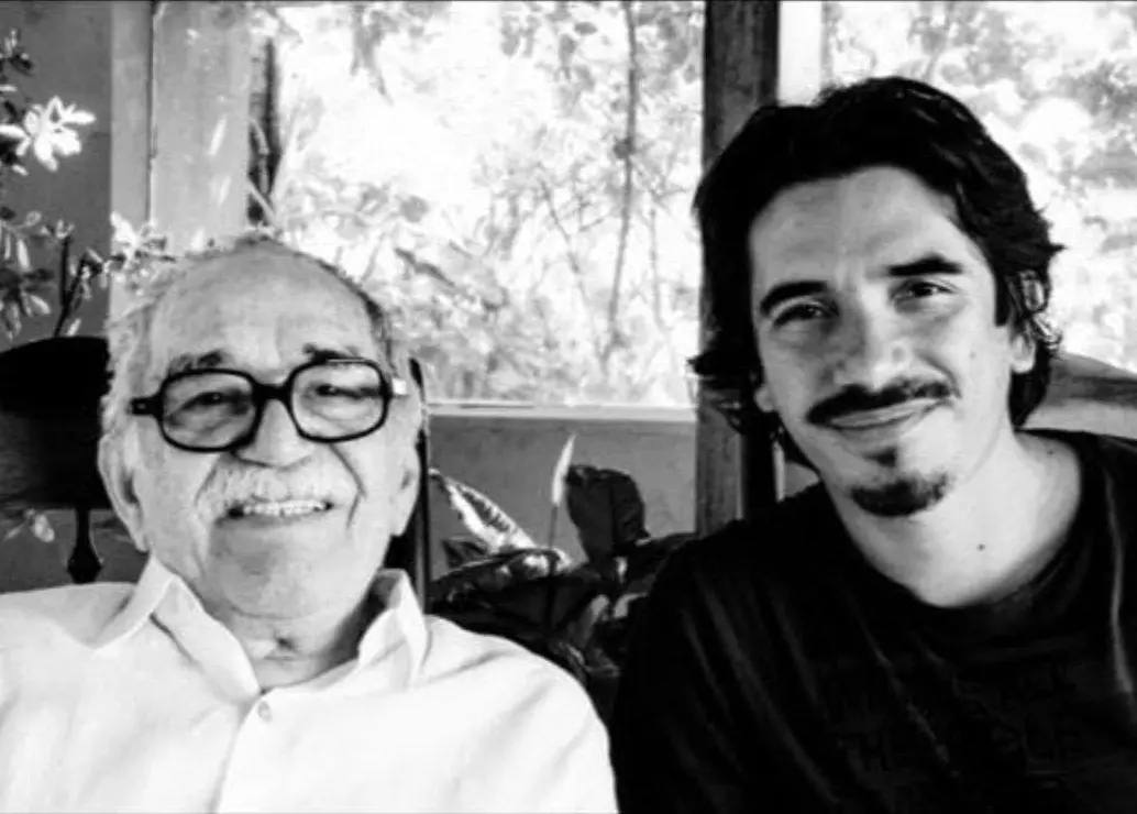 Esteban García Garzón (der.), director, guionista y dramaturgo colombiano, sobrino del Nobel Gabriel García Márquez (izq.), falleció este viernes. FOTO Centro Gabo