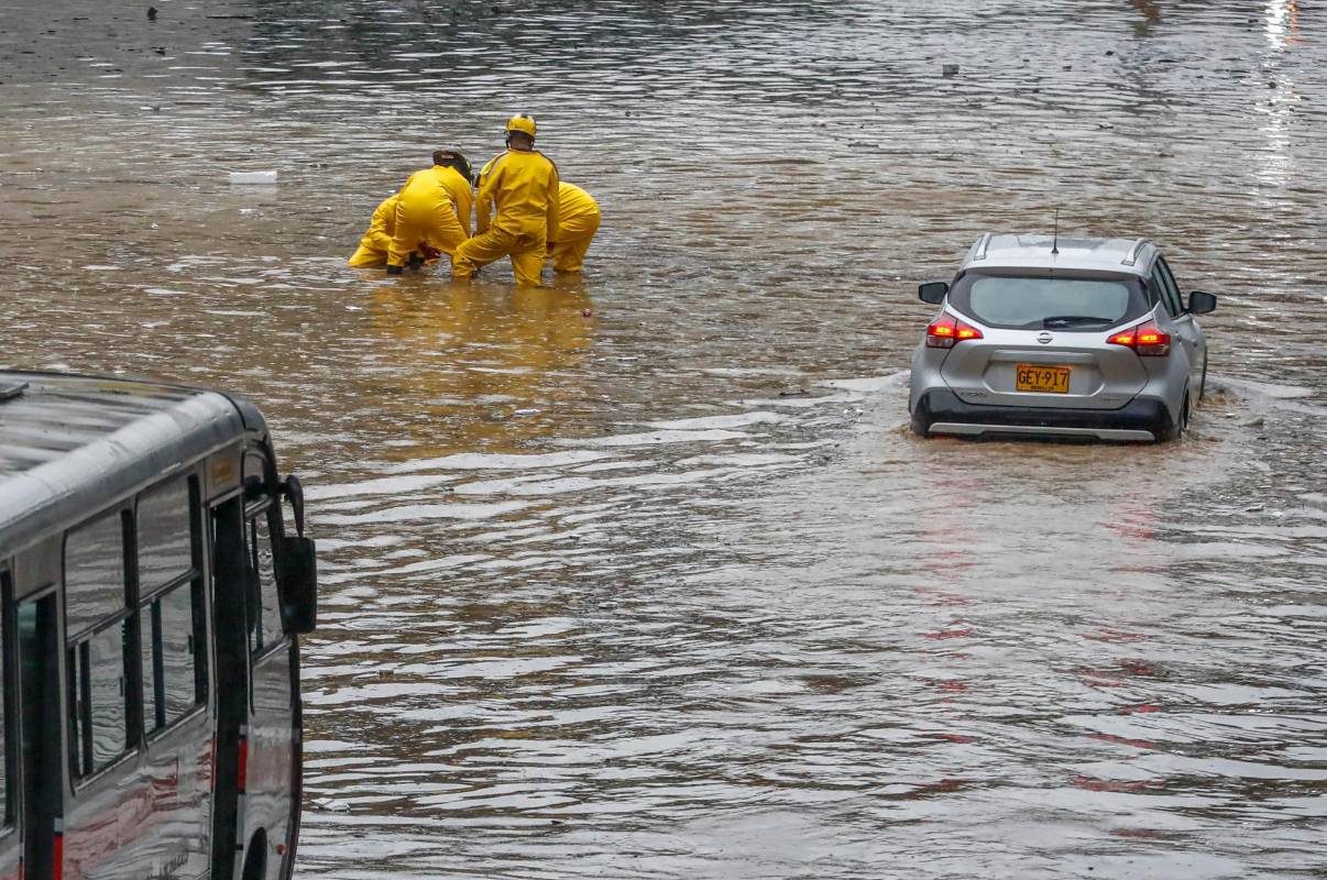 En medio de las inundaciones, por momento los vehículos parecían estar desplazándose entre lagunas. FOTO: 
