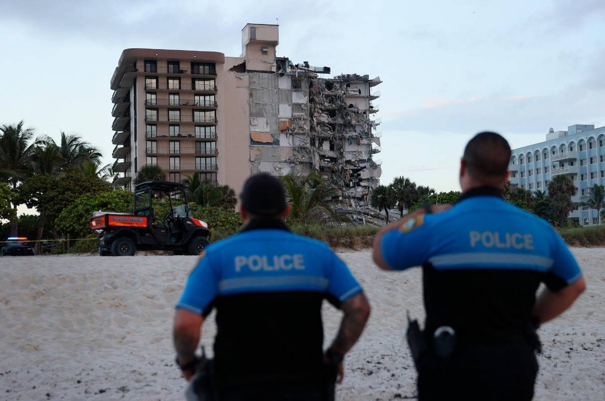 Los organismos de rescate trabajan intensamente en la búsqueda de personas que quedaron atrapadas. Foto AFP