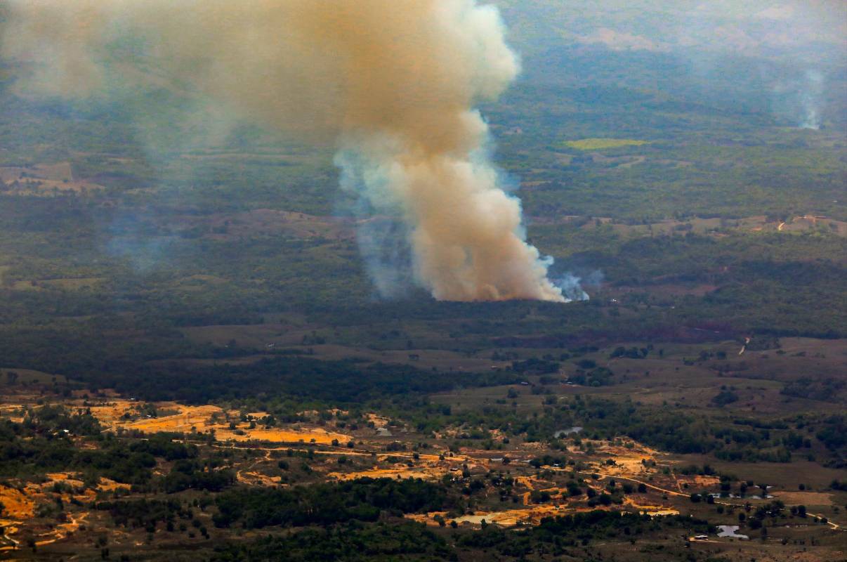 En las llanuras entre Zaragoza y Nechí se observan decenas de enormes columnas de humo de grandes extensiones de bosque que son quemadas para siembra de hoja de coca y minería ilegal. Foto: MANUEL SALDARRIAGA QUINTERO.