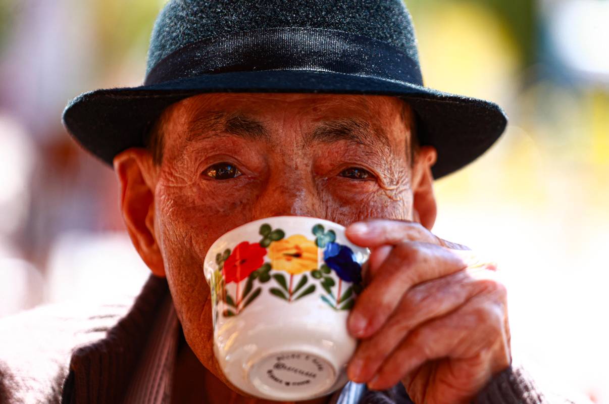 Cuando se le pregunta por el secreto de su longevidad, Don Julio no apela a dietas estrictas ni a fórmulas complejas. Su respuesta es tan sencilla como profunda: la dicha y la alegría de vivir. Foto: Manuel Saldarriaga Quintero.