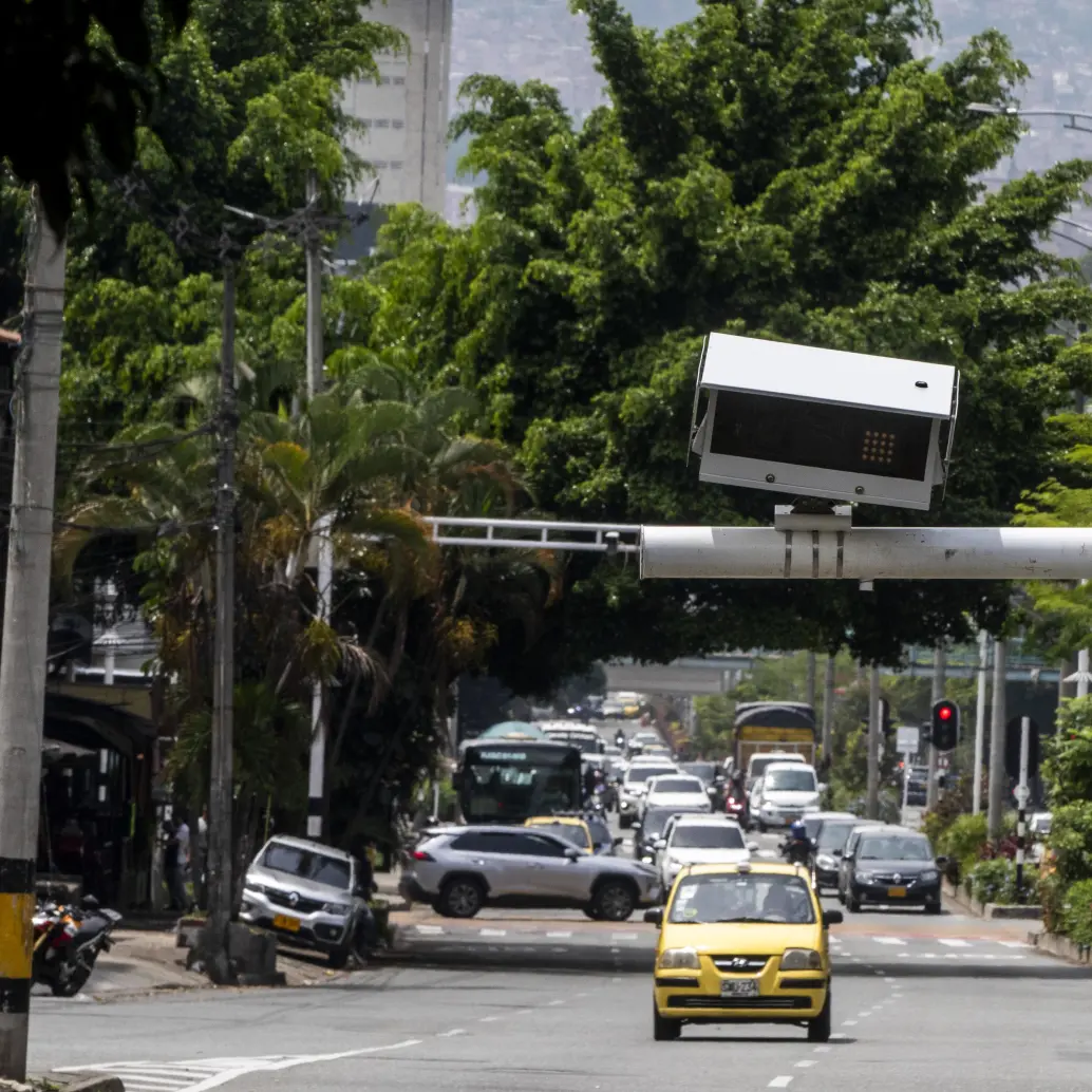 Cámara de fotomultas ubicada en la avenida 33. FOTO: Julio César Herrera