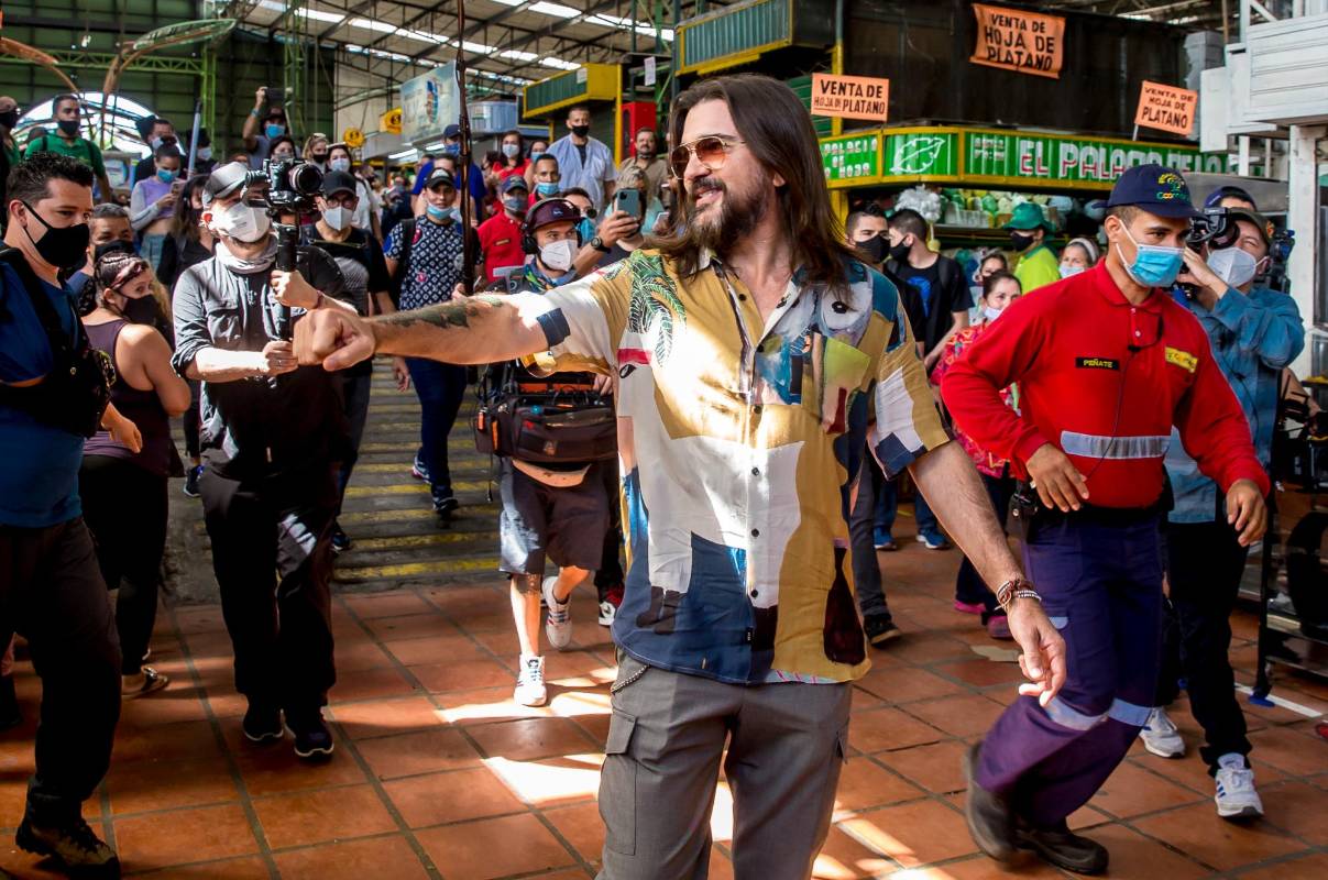 Juanes saludo, se tomo fotos y le agradeció a las personas que se le acercaron por todo el amor que le demuestran. Foto Juan Antonio Sánchez Ocampo