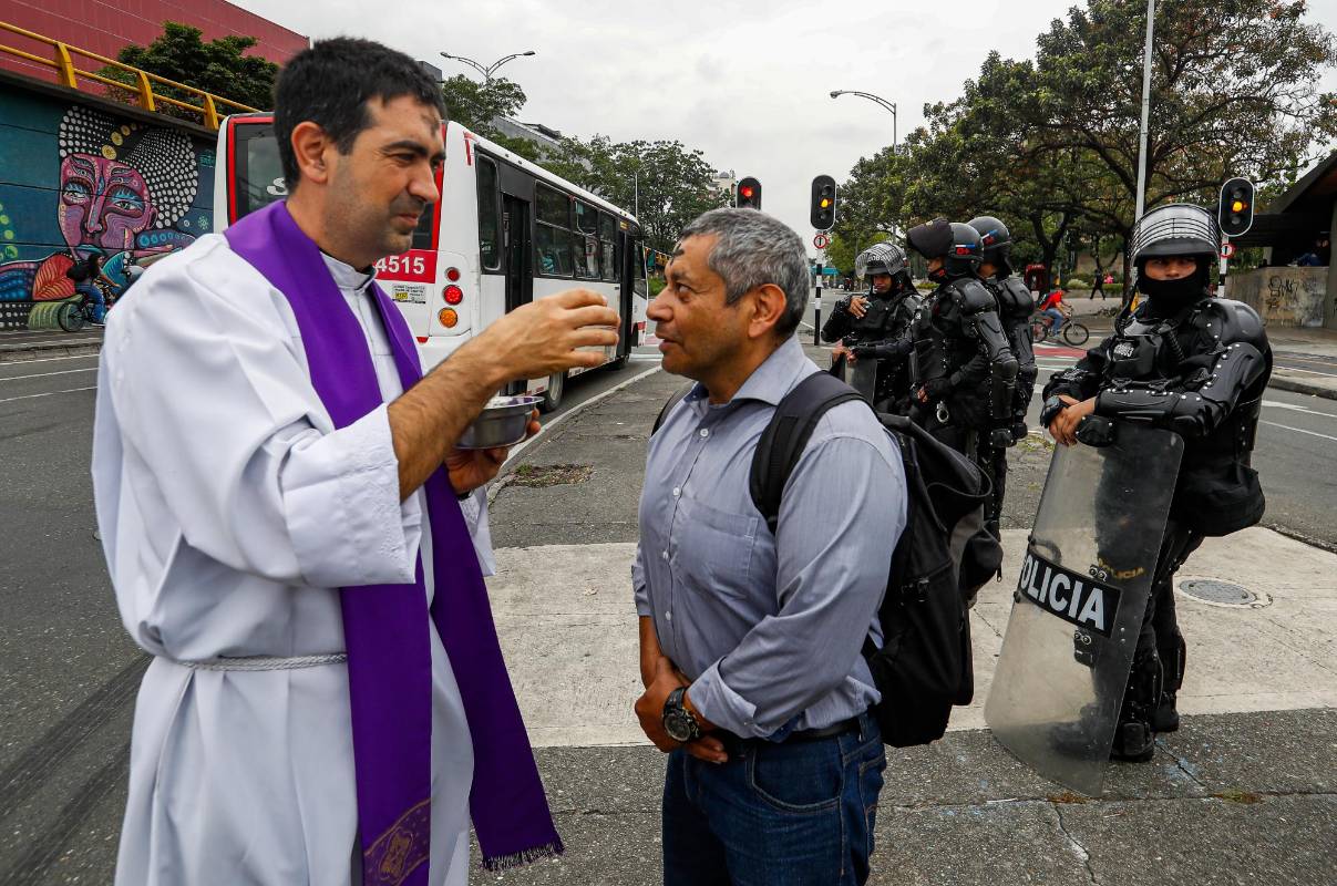 El párroco invitó a todos los paisas a vivir este tiempo de cuaresma en paz. Foto: MANUEL SALDARRIAGA QUINTERO.