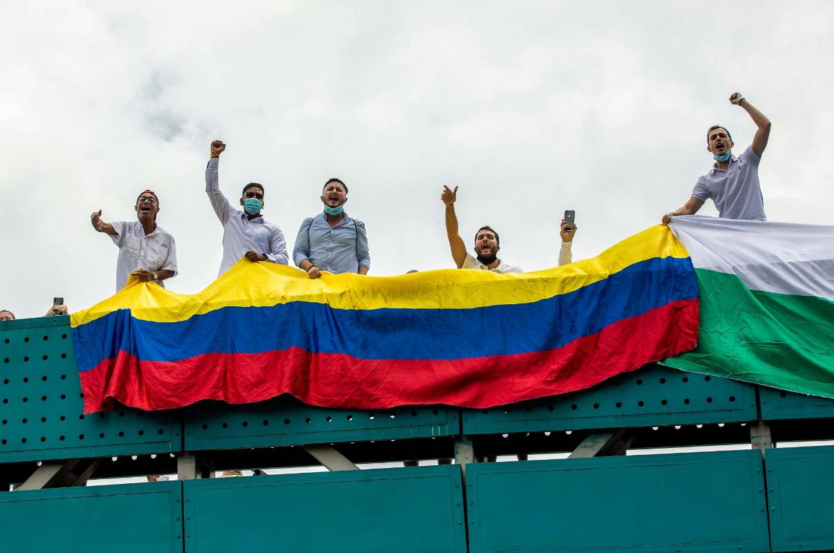 Algunos asistentes entonaron el himno nacional, izaron banderas del país desde el puentes de la avenida ferrocarril. Foto: Foto: Camilo Suárez.