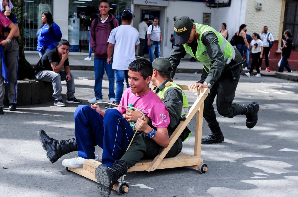 Los carros de rodillos que ruedan alrededor del parque principal del municipio son de los juegos más tradicionales que se disfrutan en está versión. Foto: Jaime Pérez