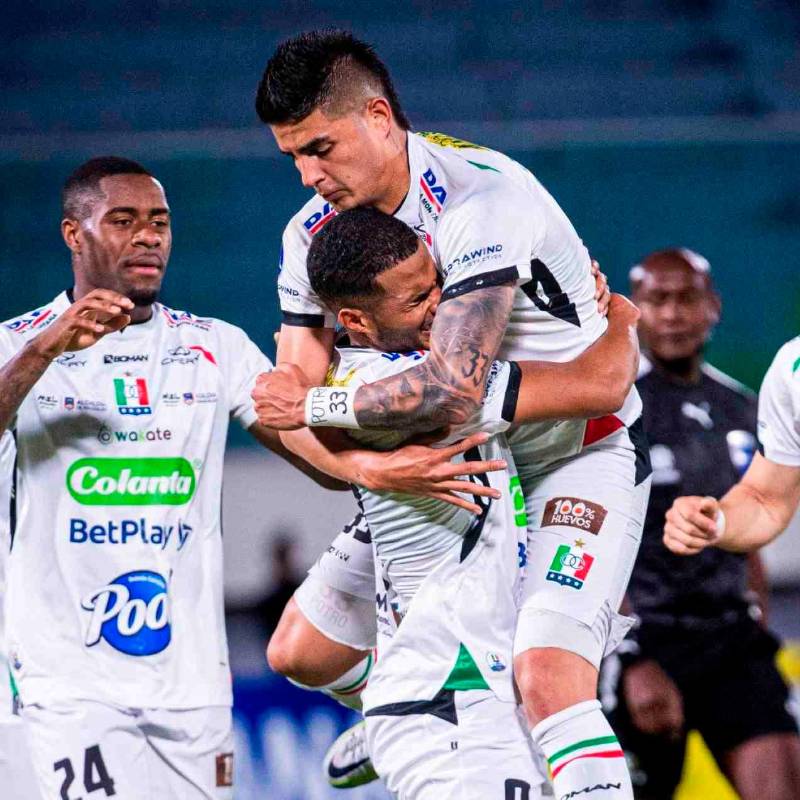 Los dirigidos por Hernán Darío El Arriero Herrera celebran su paso a los octavos de final de la Copa Sudamericana. FOTO TOMADA X @oncecaldas