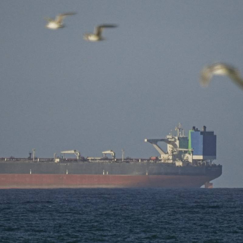 El ejército iraní afirma que el Estrecho de Ormuz está cerrado de nuevo, lo que obliga a los barcos a retroceder. Todo esto menos de un día después de que lo declararan abierto. Teherán afirma que se mantendrá cerrado hasta que EE. UU levante el bloqueo de los puertos iraníes. FOTO: AFP.