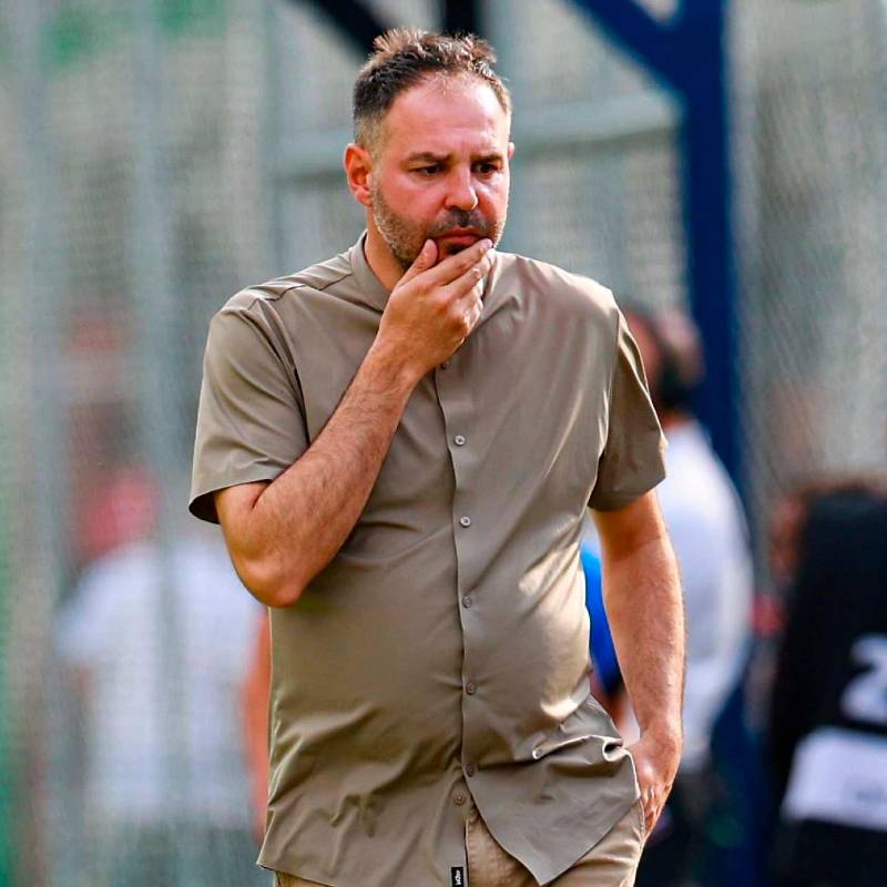 El entrenador español Jonathan Risueño está en el centro de una polémica por simular una falta de Alfredo Morelos que nunca existió. FOTO MANUEL SALDARRIAGA 