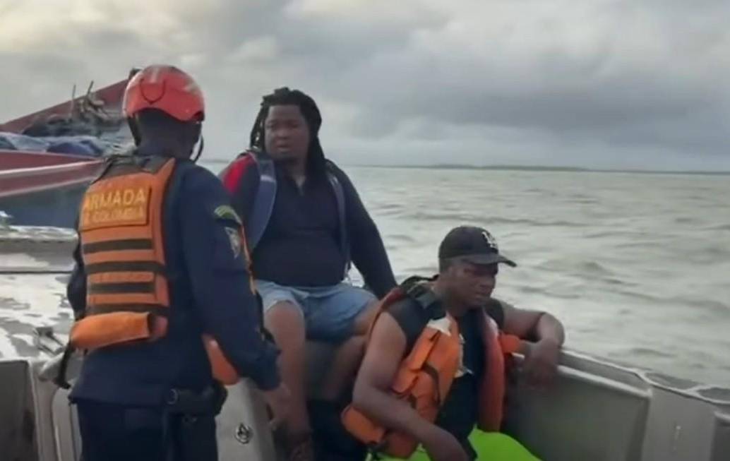 Momento en que efectivos de la Armada recogen a las víctimas del siniestro marítimo. FOTO: imagen tomada de redes sociales.