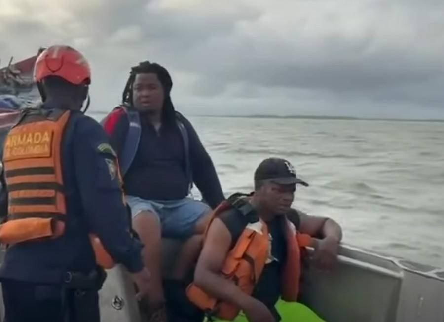 Momento en que efectivos de la Armada recogen a las víctimas del siniestro marítimo. FOTO: imagen tomada de redes sociales.