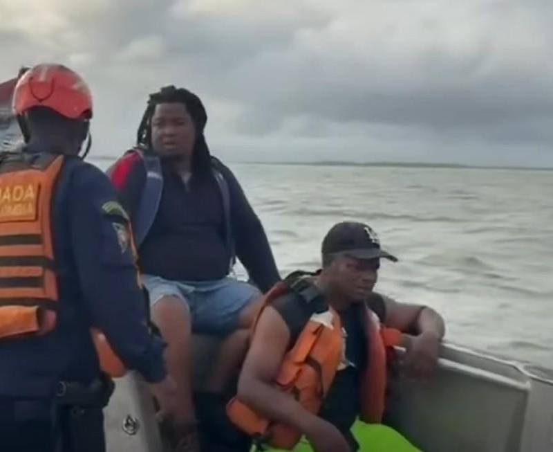 Momento en que efectivos de la Armada recogen a las víctimas del siniestro marítimo. FOTO: imagen tomada de redes sociales.