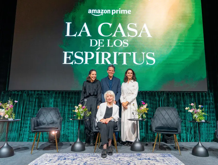 Isabel Allende con los tres showrunners de la serie: Francisca Alegría, Fernanda Urrejola y Andrés Wood. FOTO Cortesía Prime Video