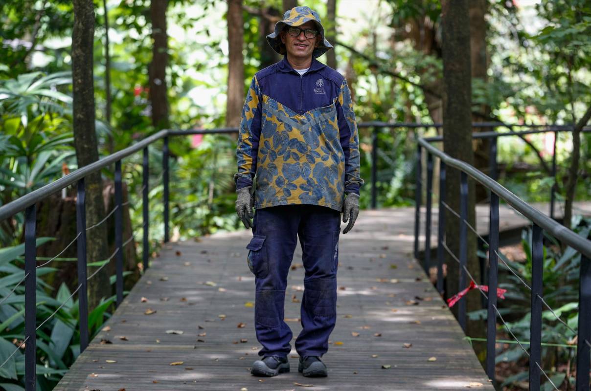 Jaime Alberto Valderrama de 53 años de edad y 14 años laborando en el Jardín Botánico. Foto: Manuel Saldarriaga Quintero.