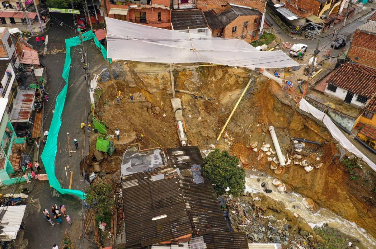  En zozobra están habitantes de los barrios colindantes La Maruchenga de Bello y Santander de Medellín. Foto: MANUEL SALDARRIAGA QUINTERO.