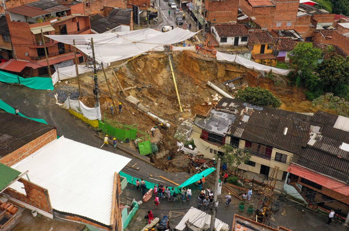 Los habitantes de la zona solicitan la intervención del Área Metropolitana ya que, según ellos, pese a que hay una acción popular de diciembre de 2021 que obliga a los dos municipios a realizar acciones para detener el avance del daño, poco se ha hecho. Foto: MANUEL SALDARRIAGA QUINTERO.