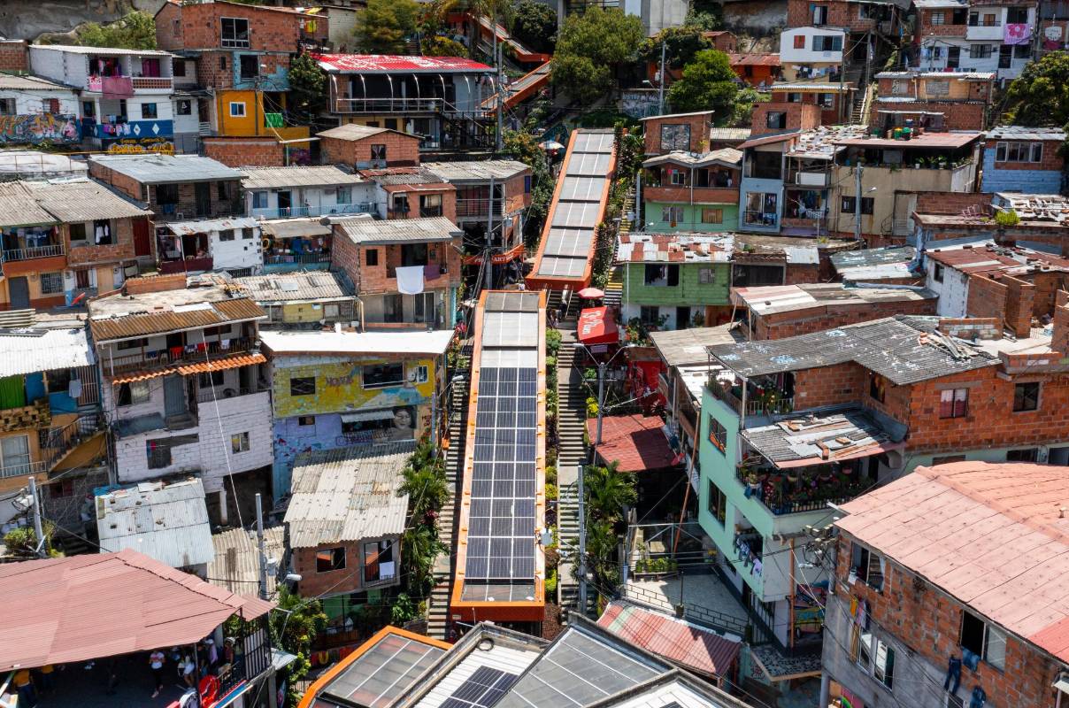 Los paneles solares se encargan de aportar parte de la energía que mueve este sistema. Foto: Manuel Saldarriaga Quintero.