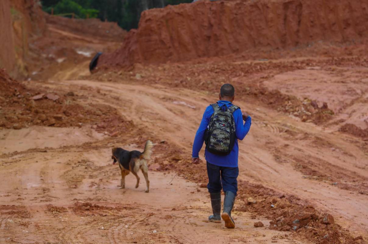 La vía donde se encontró la mina, se construirá un puente para unir los barrios que dividirá la autopista. Foto: MANUEL SALDARRIAGA QUINTERO.