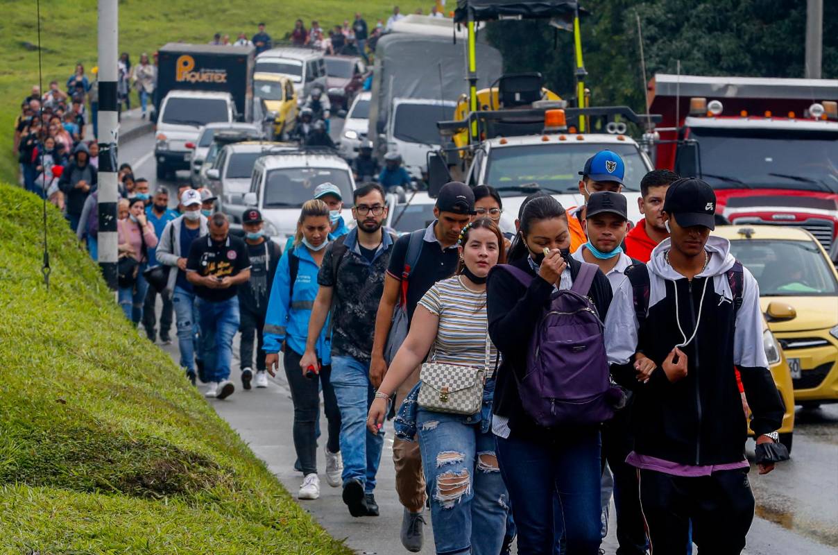 Muchos usuarios deciden no hacer fila para tomar los buses y continuar el camino a pie. Foto: MANUEL SALDARRIAGA QUINTERO.