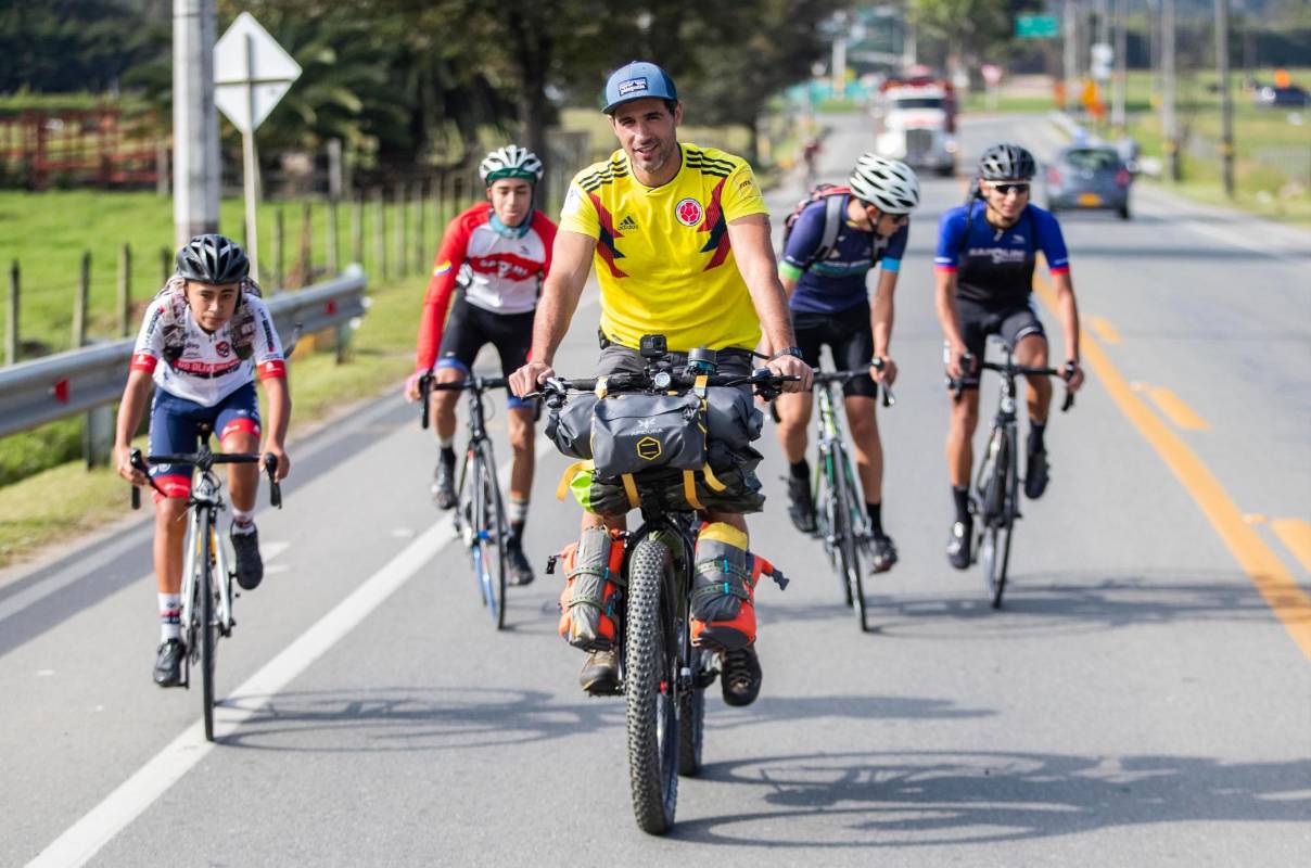 Habían pasado seis años desde la última vez que José Javier Ayllón se había montado en una bicicleta. No se le habría ocurrido pensar, en ese entonces, que recorrería Holanda, Marruecos, Sierra Leona, Ghana y otros destinos sobre dos ruedas y que no necesitaría grandes equipajes, ni un carro ni lujos. Foto: Manuel Saldarriaga Quintero.
