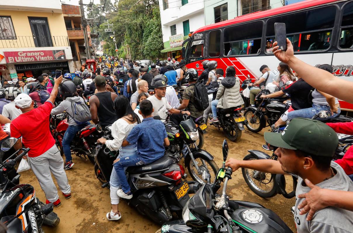 Grandes tacos se generaron cerca la estación de Santo domingo mientras las autoridades de gestión de riesgo atendían la emergencia invernal. Foto: Manuel Saldarriagas Quintero.