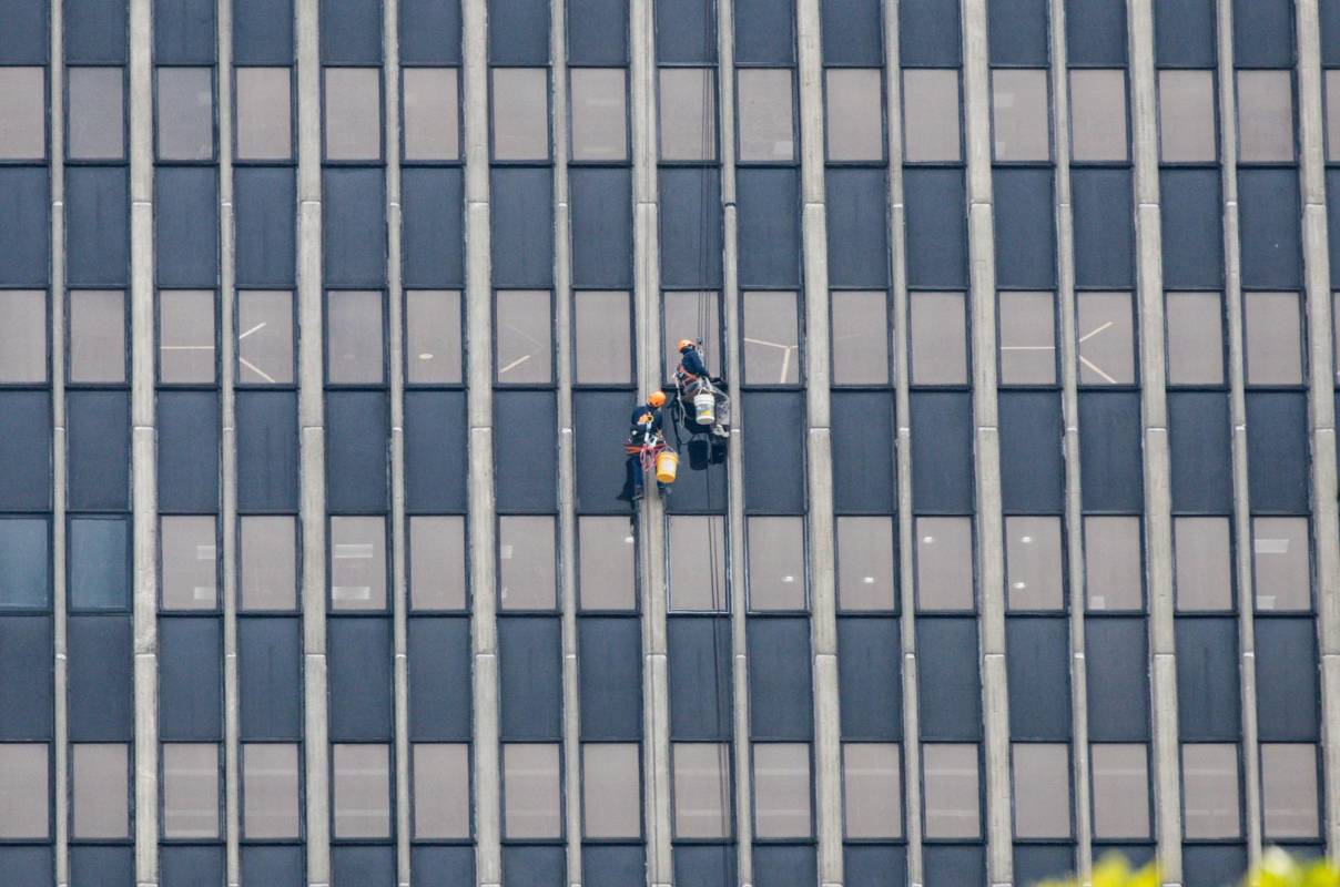 Para su limpieza se requiere de expertos en trabajos de altura. Fotos Jaime Pérez