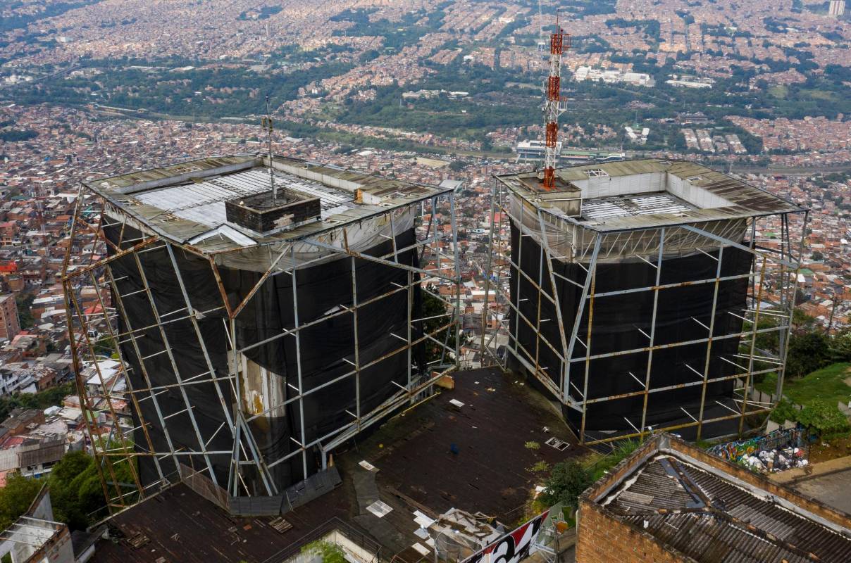 Tras seis años de cierre, comienza la reparación de la Biblioteca España ubicada en el barrio Santo Domingo de Medellín. Foto: Manuel Saldarriaga Quintero.