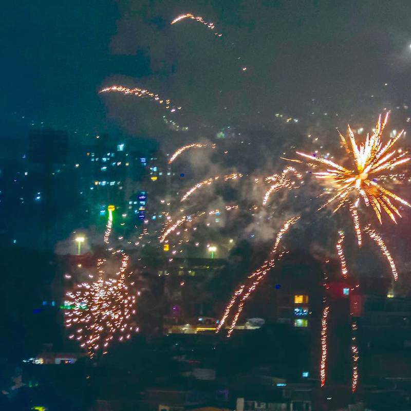 Uno de los motivos por los que utilizan pólvora en esta época es porque esta práctica se ha consolidado como una tradición cultural para algunas personas. FOTO: Juan A. Sánchez