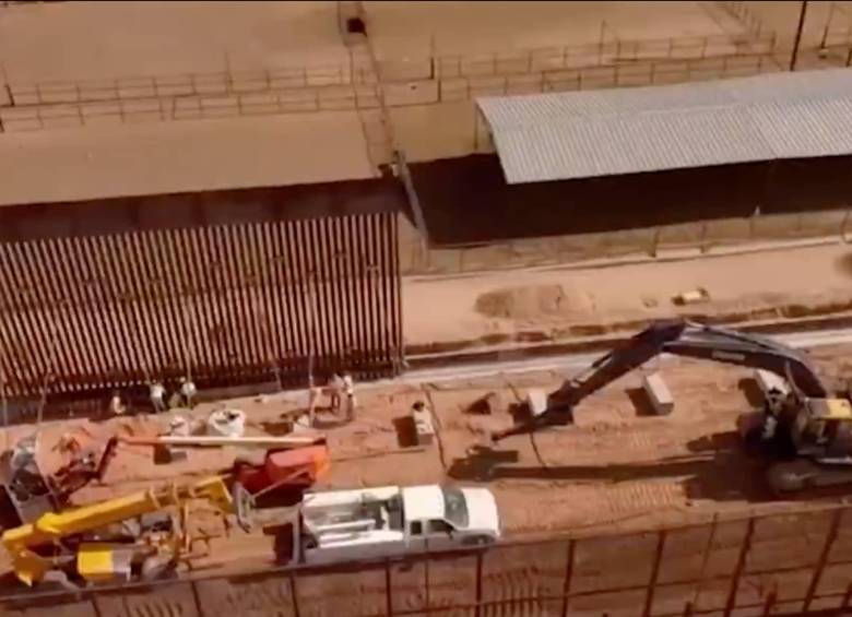 Maquinaria amarilla ayudando en la construcción del “muro secundario”. FOTO: REDES SOCIALES.
