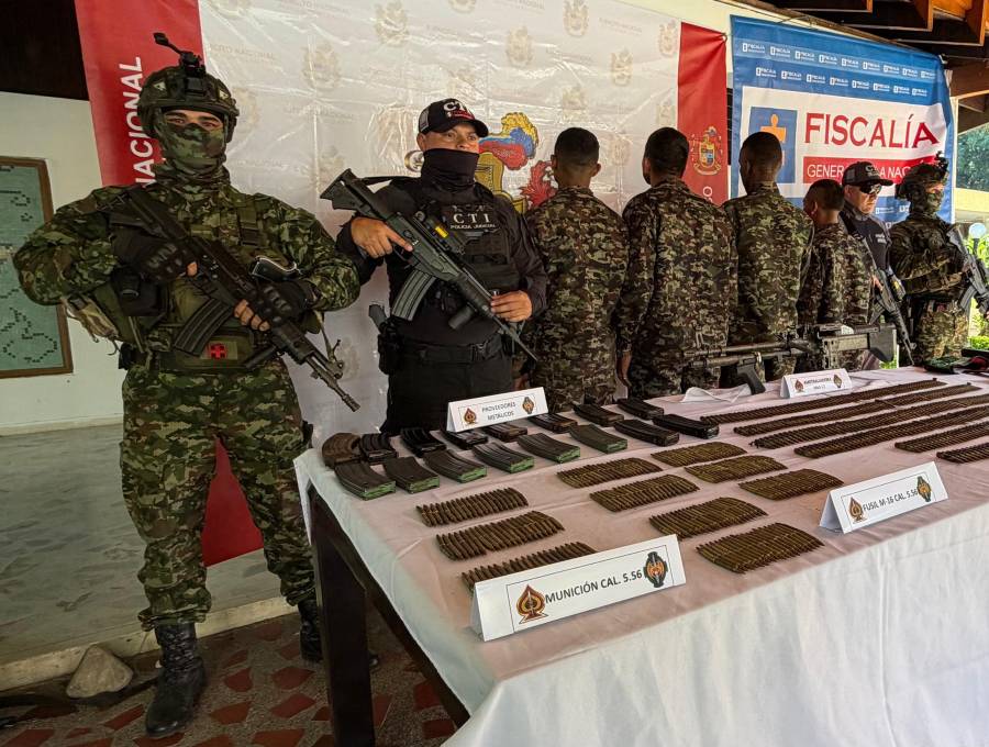 Los cuatro hombres dejaron una ametralladora, cuatro fusiles y más de 800 unidades de munición. Foto: cortesía.