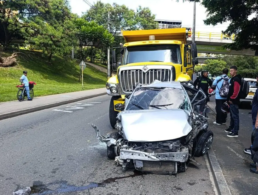 Imagen del fuerte accidente del sábado pasado, en el que una volqueta, al parecer, perdió los frenos y afectó otros 12 vehículos. FOTO Cortesía 