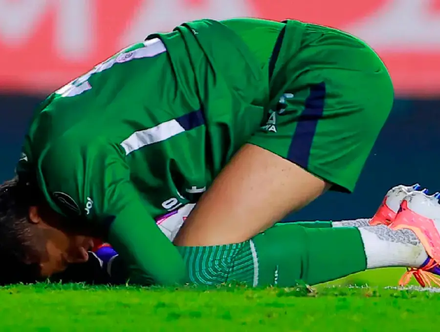 Kevin Mier, de 25 años, afronta uno de los momentos más complicados de su carrera. El portero de Cruz Azul y exNacional era uno de los opcionados a disputar la Copa Mundo con Camilo Vargas, David Ospina, Álvaro Montero y Devis Vásquez. Ahora su participación está en vilo. FOTO GETTY