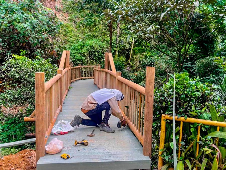 Los puentes se construyen en madera inmunizada para asegurar mayor durabilidad. FOTO: ALCALDÍA
