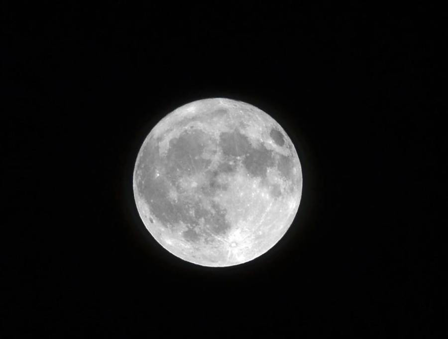 La Luna tiene Helio-3, un elemento interesante para la extracción, según lo explican países como Estados Unidos y China. Foto: Imagen de wirestock en Freepik