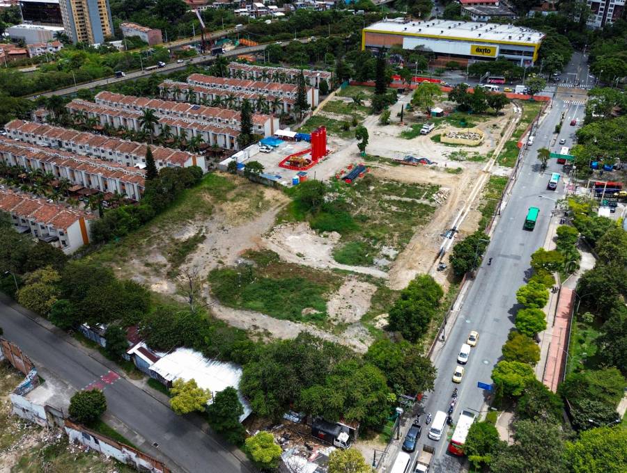 Imagen aérea de las obras de la Estación San Germán del Metro de la 80, frente al Éxito de la 80. Foto: Manuel Saldarriaga.