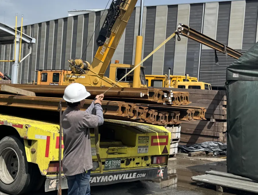 El lote de rieles llegó a territorio colombiano luego de varios días de transporte marítimo y tras ser desembarcadas en el Puerto de Barranquilla. FOTO: Cortesía Metro de Medellín