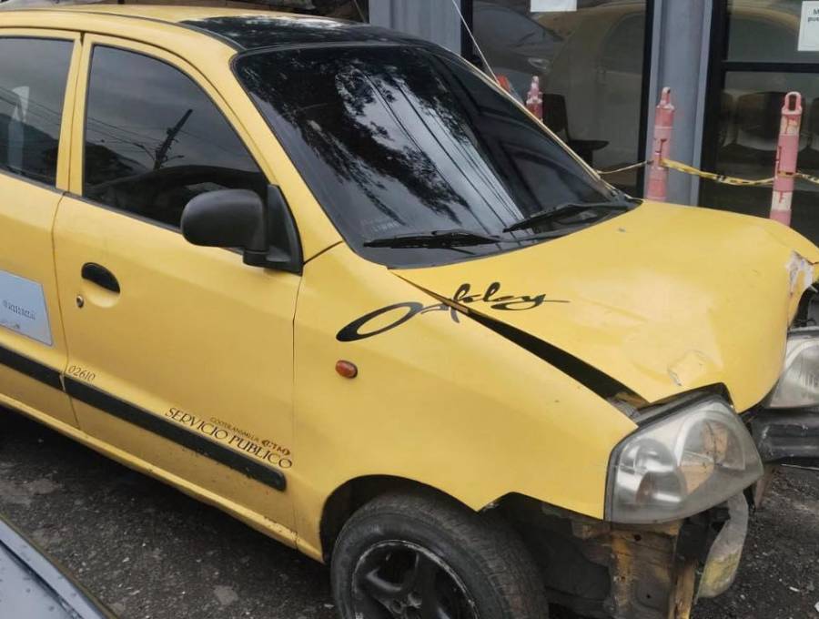 El taxista, después de arrollar a un motociclista y su acompañante, perdió el control del vehículo y chocó contra un poste en la Avenida Regional con calle 50. FOTO: Cortesía