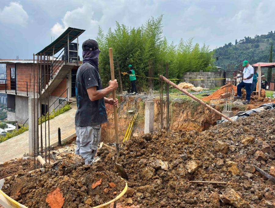 Funcionarios de Control Territorial realizan sus labores en Las Tres Cruces. FOTO: Cortesía