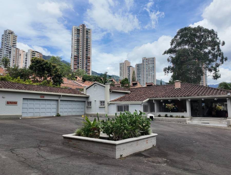 La casa campestre tiene amplias zonas verdes y piscinas. Está ubicada en una zona exclusiva de El Poblado. Foto: Cortesía