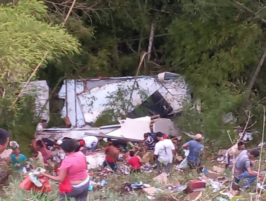 Así quedó el camión tras el accidente sufrido y que fue aprovechado por la gente para rapiñar los elementos que cargaba. FOTO: Cortesía Denuncias Antioquia