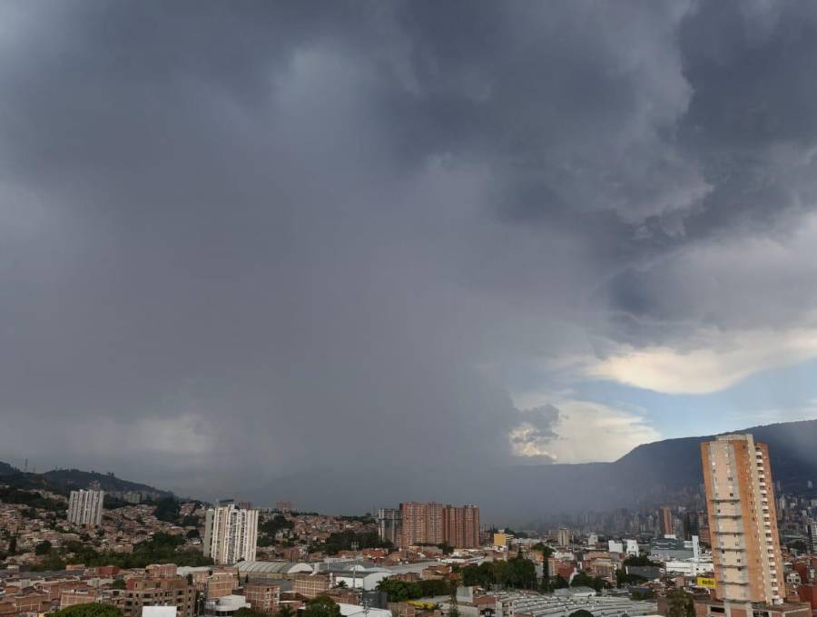 Imágenes del aguacero que cae este lunes 5 de octubre en la ciudad. FOTO Juan Antonio Sánchez
