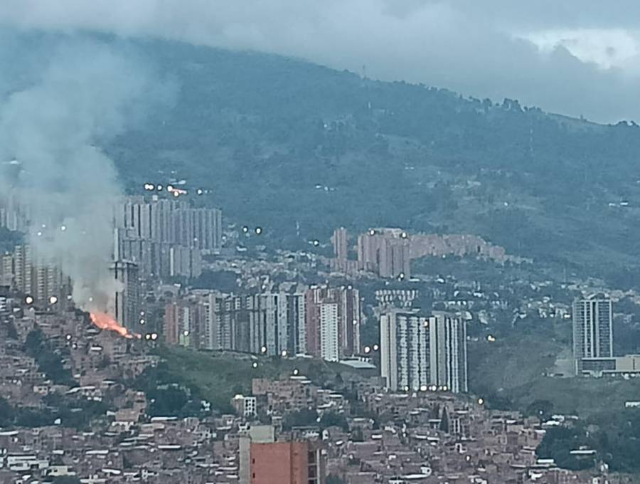 La zona en la que se presenta la conflagración es forestal, sin embargo los bomberos intentan controlar las llamas para evitar que afecten a viviendas aledaña. Foto: Cortesía