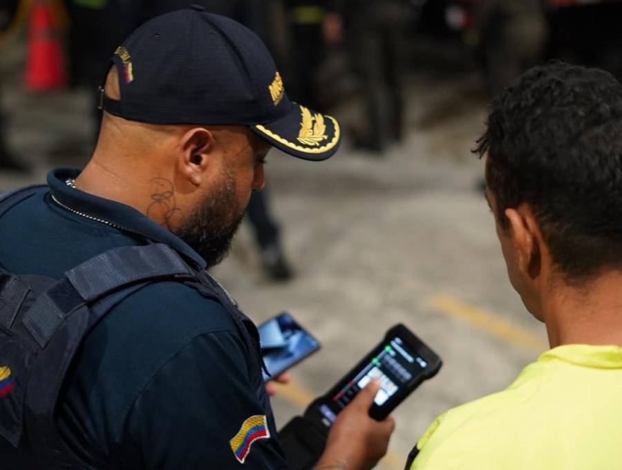 Bitmap es una tecnología de cotejo biométrico que permite a las autoridades identificar en retenes y controles a extranjeros con procesos judiciales, alertas migratorias o circulares de Interpol. FOTO AFP y CORTESÍA