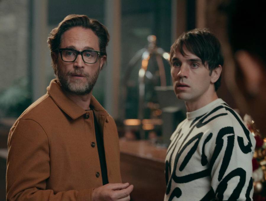 Michel Brown, a la izquierda, es uno de los protagonistas de <i>Simplemente Alicia</i>, que ya se puede ver en Netflix. A su lado el actor argentino Leo Deluglio. FOTO Cortesía