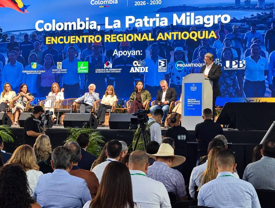 Con la presencia del vicepresidente José Manuel Restrepo y demás representantes del Gobierno Nacional, de la Gobernación y alcaldes del departamento se realiza en la UPB el encuentro regional del Plan de Desarrollo. Foto: cortesía.